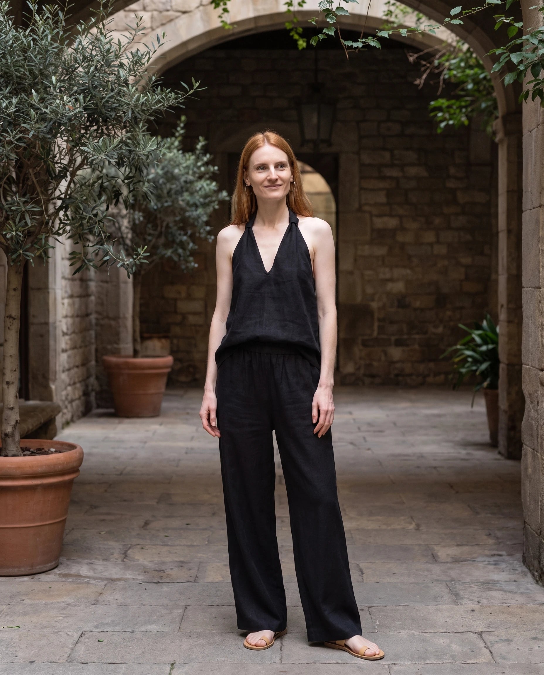Ensemble top dos nu col V et pantalon large Ysaline — Noir — portée, lifestyle