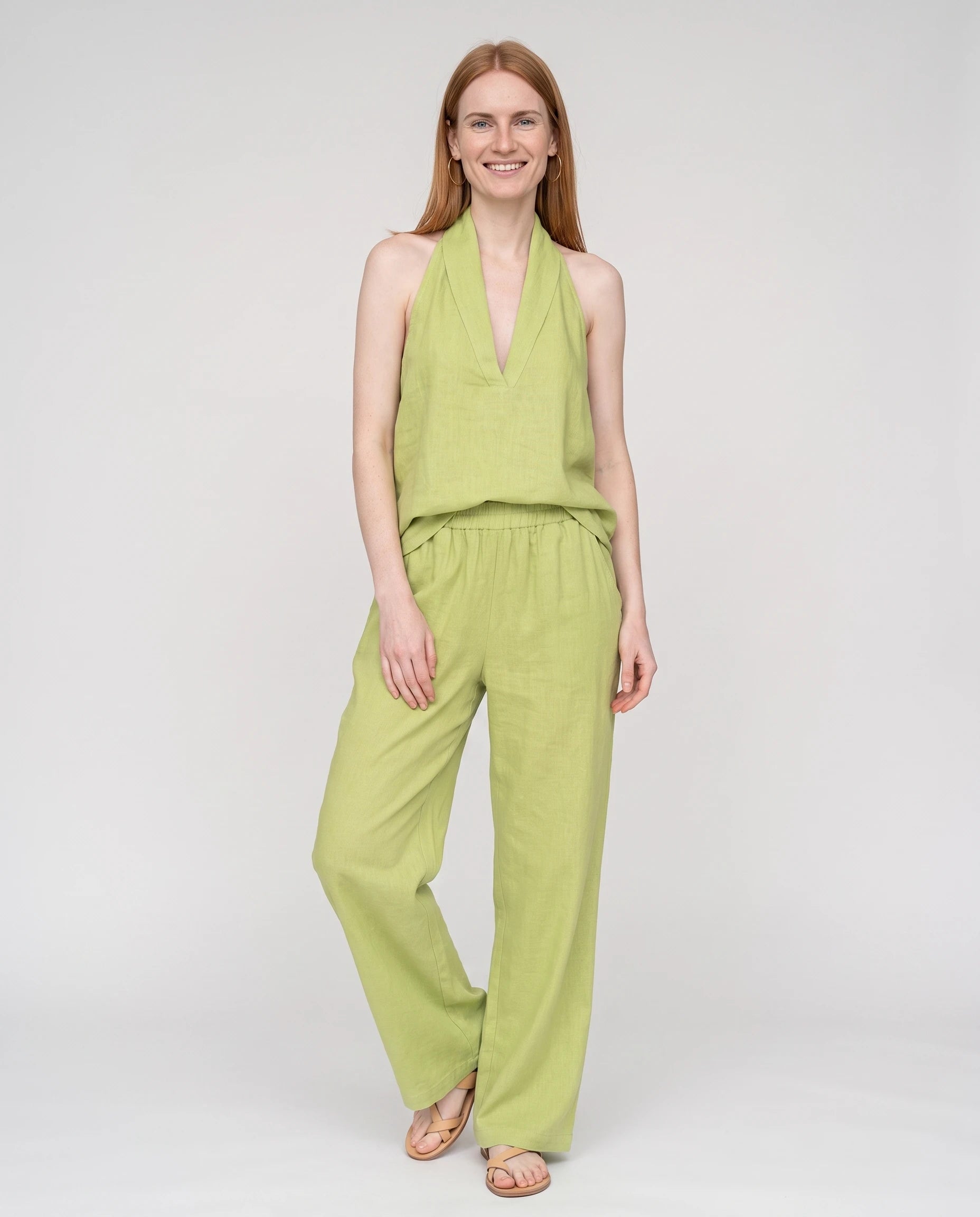 Ensemble top dos nu col V et pantalon large Ysaline — Vert Anis — vue face studio
