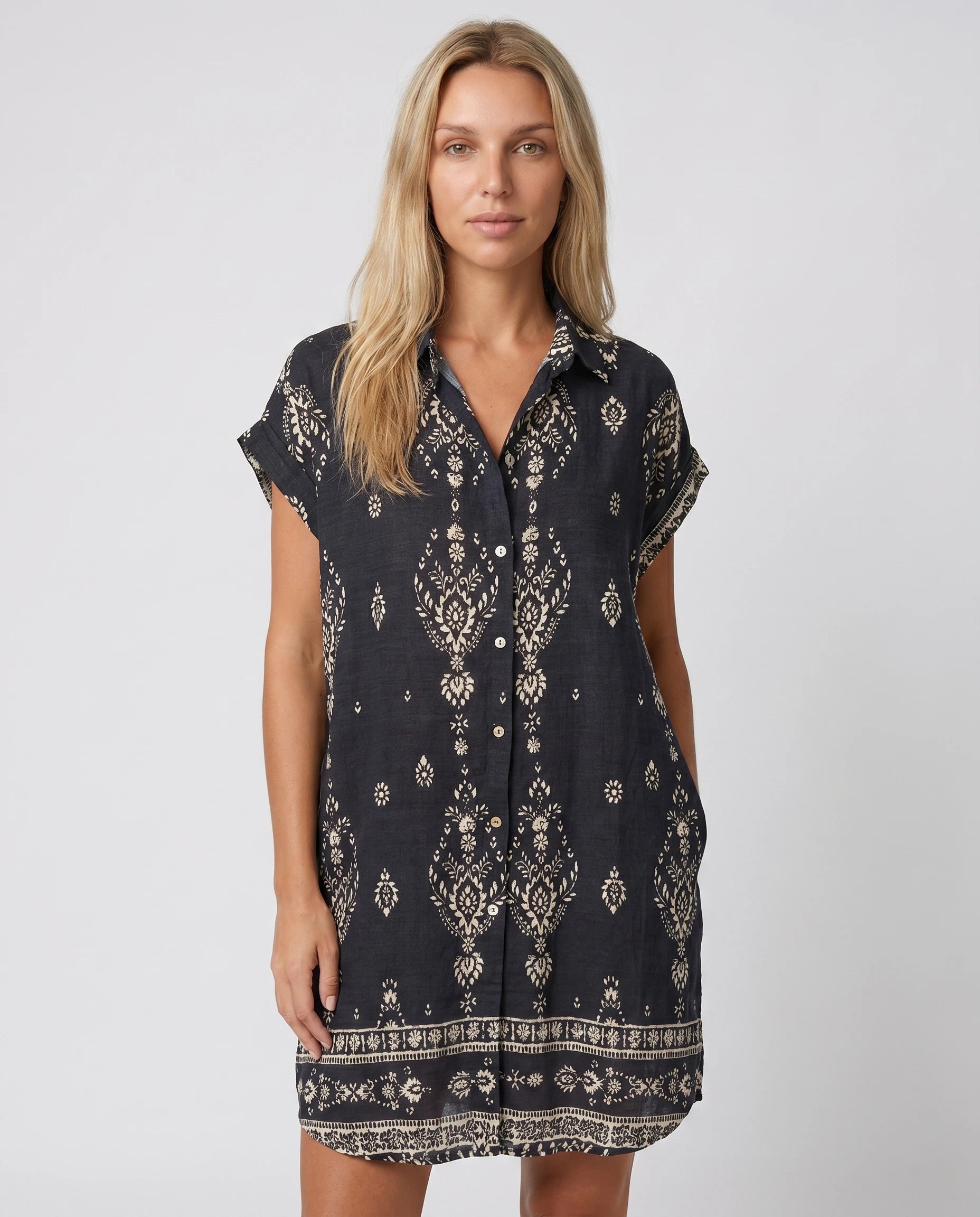 Robe chemise courte imprime boheme noire studio face