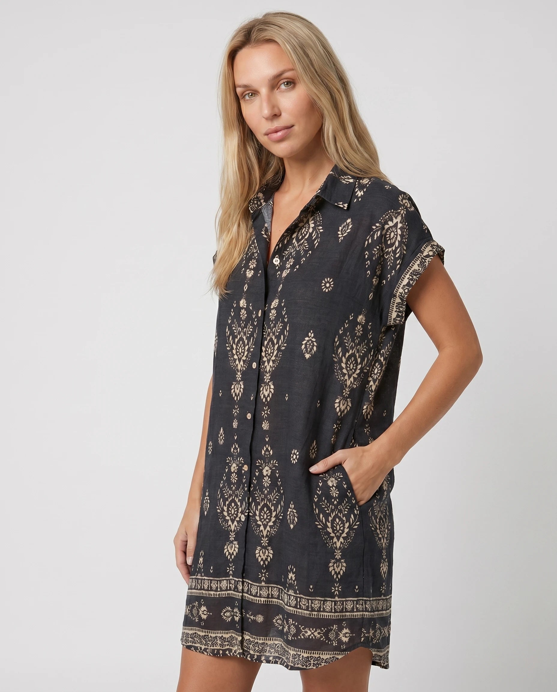Robe chemise courte imprime boheme noire studio trois-quart poche
